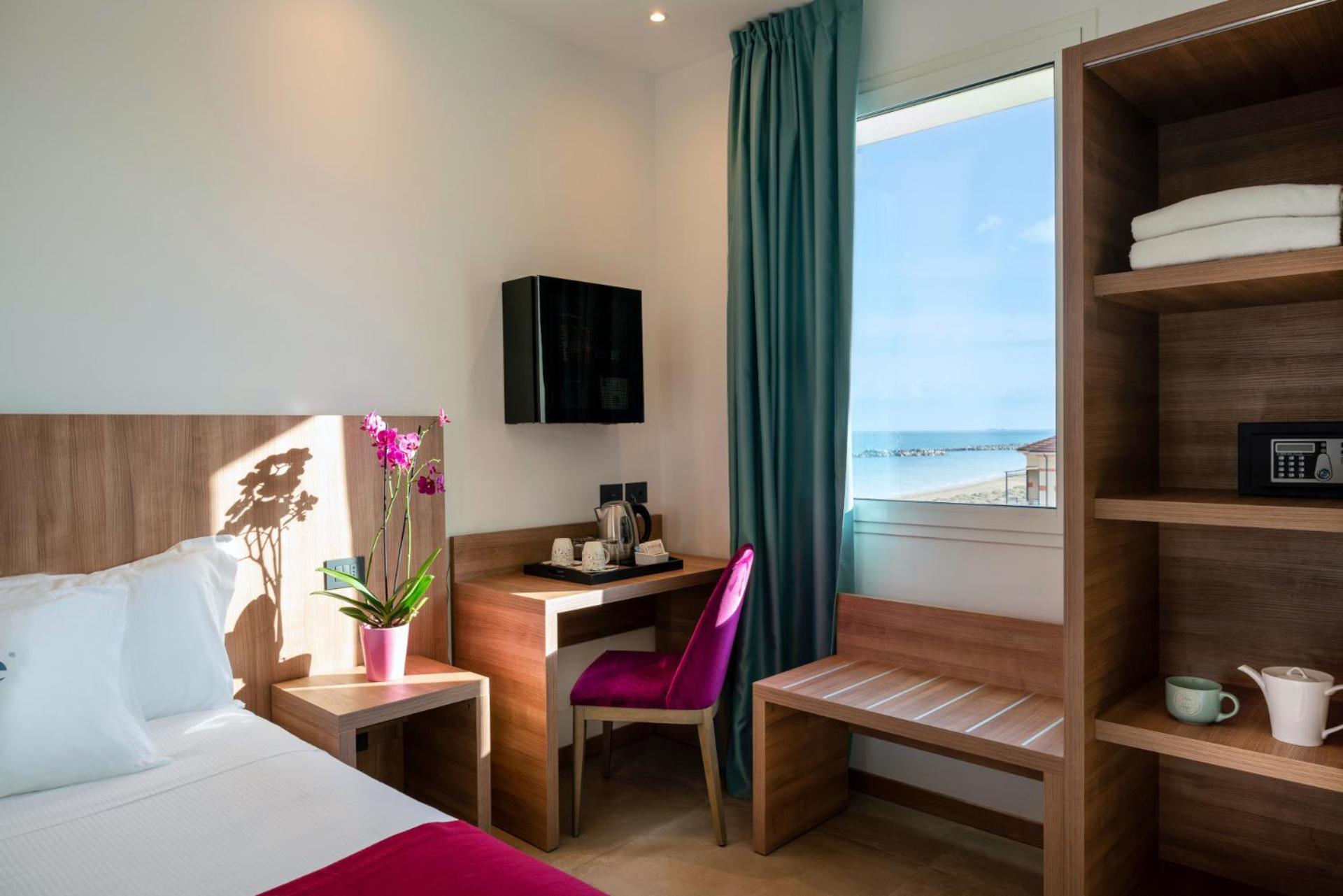 Junior Suite Hot Tub Partial Sea View